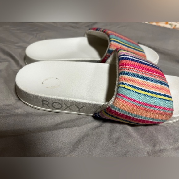 Size 7 Roxy slides - Picture 2 of 2
